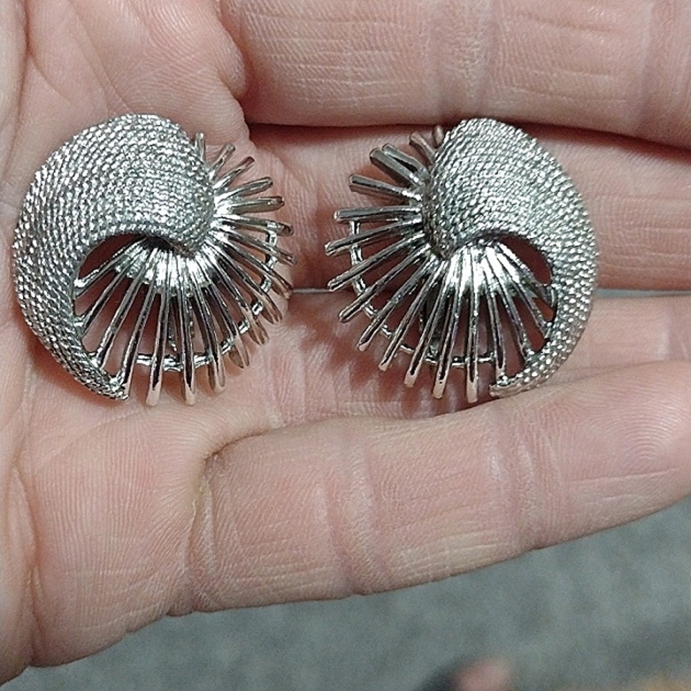 SARAH COVENTRY VINTAGE 60s SILVER-TONE RIBBED SWIRLED LEVERBACK 1.2" EARRINGS - Picture 2 of 9